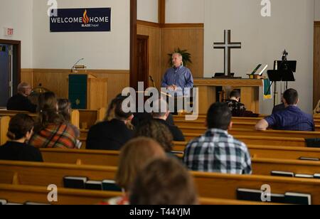 Kaplan (Kol.) Doug Slater, Bildung und Ausbildung Befehl Kaplan, von Joint Base San Antonio-Randolph, Texas, Predigt an die Teilnehmer während der Service im BLAZE Kapelle 24.02.2019, auf Columbus Air Force Base, Texas. Slater wurde von Kaplan (Lt eingeladen Col.) Steven Richardson, 14 Flying Training Wing Kaplan, zu predigen, seine Fini - Predigt am Columbus AFB Kapelle, seiner fast 30-jährigen Karriere ending auf der Kanzel. Stockfoto