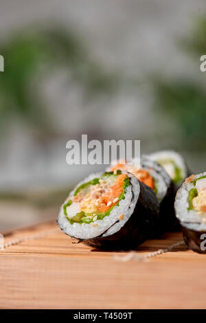Koreanische roll Gimbap (kimbob) von gedämpftem Reis (BAP) und verschiedenen anderen Zutaten Stockfoto