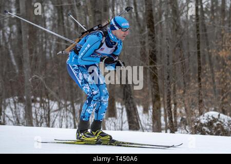 Us-Armee Sgt. 1. Klasse Adam J. Reed, Maine National Guard, konkurriert im Jahr 2019 Chief, National Guard Bureau Biathlon Meisterschaft Master Männer Verfolgungsrennen, Camp Ethan Allen Training Website, Jericho, Vt., Feb 25, 2019. Der CNGB Meisterschaften bestehen der Sprint, Verfolgung, Patrouille, und Staffellauf. Stockfoto