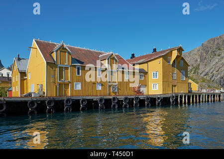 Nusfjord ist ein kleines Fischerdorf in Nordland County, Norwegen. Das Dorf liegt am südlichen Ufer der Insel Flakstadøya Stockfoto