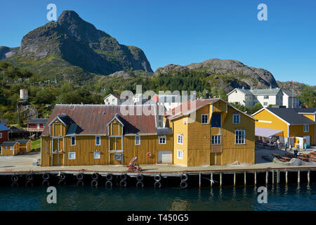 Nusfjord ist ein kleines Fischerdorf in Nordland County, Norwegen. Das Dorf liegt am südlichen Ufer der Insel Flakstadøya Stockfoto