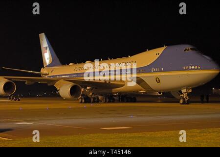 Air Force One bereitet von RAF Mildenhall, England, Februar 26, 2019 zu fahren. Air Force One, Präsident Donald J. Trumpf und einem Kontingenz des Weißen Hauses und Medien Mitglieder, Kraftstoff und logistische Unterstützung, bevor Sie auf die Reise nach Hanoi, die Hauptstadt von Vietnam, für die zweite des Präsidenten Gipfel nordkoreanischen Führer Kim-Jong Un. Stockfoto