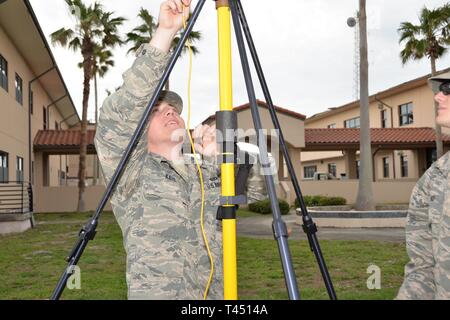 Us Air Force Airman 1st Class Dalton Kahl, Engineering Spezialisten mit der Indiana 181st Air National Guard Intelligence Flügel, Tiefbau Squadron (CES), einer Verbindung zu dem mobilen Basisstation für Global Positioning System (GPS) Mapping bei Patrick Air Force Base in Florida, Februar 26, 2019. Bauingenieure von der 45th Space Wing an Patrick Air Force Base bereitgestellten Kontingenz ergänzende praktische Ausbildung für die Indiana Air National Guard CES Flieger. Stockfoto