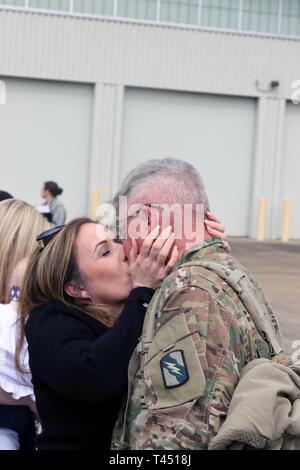 Staff Sgt. Thomas Hockin, von Biloxi, mit der 1 Bataillon, also 155 Infanterie Regiment, ist die Heimat bei Thompson Feld in Flowood, Mississippi, Feb 26, 2019 begrüßt. Hockin war ein Teil, ein Kontingent von 155. Der Mississippi Army National Guard Armored Brigade Combat Team nach Hause nach in Kuwait zur Unterstützung der Operation Spartan Shield für ca. ein Jahr. Die Ankünfte, mit Soldaten aus verschiedenen Brigade untergeordnete Einheiten, sind Teil einer Reihe von Flügen, die Brigade Soldaten bis Ende März zurück. Stockfoto