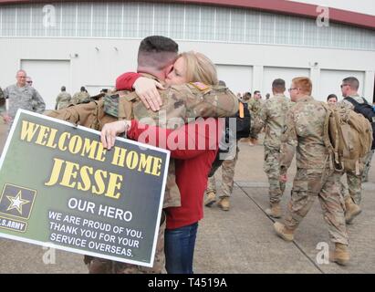 Pfc. Jesse Winburn, der 155 Infanterie Regiment, ist die Heimat bei Thompson Feld in Flowood, Mississippi, 24.02.26, begrüßt. 2019. Winburn, von Huntsville, Alabama, wurde im Rahmen eines Kontingents von 155. Der Mississippi Army National Guard Armored Brigade Combat Team nach Hause nach in Kuwait zur Unterstützung der Operation Spartan Shield für ca. ein Jahr. Die Ankünfte, mit Soldaten aus verschiedenen Brigade untergeordnete Einheiten, sind Teil einer Reihe von Flügen, die Brigade Soldaten bis Ende März zurück. Stockfoto