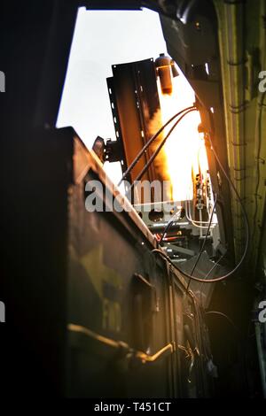 Us-Marines mit 3 Assault Amphibious Bataillon, 1st Marine Division Feuer die MK 154 Minenräumung Starter aus einem Angriff Amphibienfahrzeug (AAV) - P7/A1 während einer Mine Clearing Line (MICLIC) Kurs an der Reihe 408, Marine Corps Base Camp Pendleton, Jan. 26, 2019. Während dieser MICLIC Kurs Marines erfahren Sie, wie sie Hindernisse für die Verletzung während der Durchführung amphibischer Operationen. Stockfoto