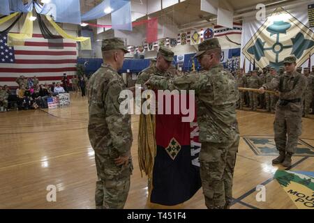 Oberst W. Scott Gallaway, dem Kommandeur der 4. Combat Aviation Brigade, 4 Infanterie Division, und Befehl Sgt. Maj. Marty Buch, der Befehl Sergeant Major des 4 Combat Aviation Brigade, 4 Infanterie Division, uncase die Brigade Farben während ein homecoming Zeremonie an der William "Bill" Reed Special Event Center, Fort Carson, Colo., Feb 26, 2019. Die 4 Kabine, 4. Inf. Div. in Europa im Juni zur Unterstützung der Atlantischen Entschlossenheit, die Bereitschaft aufbaut, erhöht die Interoperabilität und verbessert die Bindungen zwischen Verbündeten und Partner Militärs mit multinationalen Ausbildung. Stockfoto