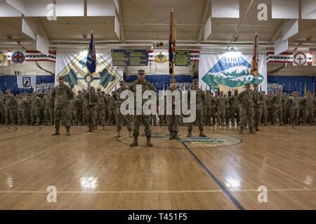 Oberst W. Scott Gallaway, dem Kommandeur der 4. Combat Aviation Brigade, 4 Infanterie Division, führt die Bildung während ein homecoming Zeremonie an der William "Bill" Reed Special Event Center, Fort Carson, Colo., Feb 26, 2019. Die 4 Kabine, 4. Inf. Div. in Europa im Juni zur Unterstützung der Atlantischen Entschlossenheit, die Bereitschaft aufbaut, erhöht die Interoperabilität und verbessert die Bindungen zwischen Verbündeten und Partner Militärs mit multinationalen Ausbildung. Stockfoto