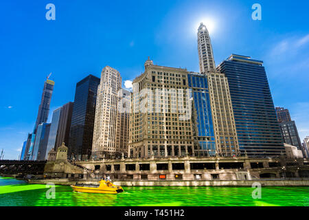 Chicago Skyline Gebäude entlang grün färben Fluss der Chicago River am St. Patrick's Day Festival in Chicago Downtown IL USA Stockfoto