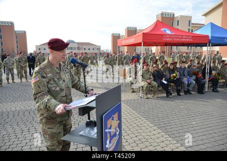 Ausgehende Befehl Sgt. Maj. James A. LaFratta, die 173Rd Brigade Support Battalion, gibt eine Rede, Februar 26, 2019, während eine Änderung der Verantwortung Zeremonie an Caserma Del Din in Vicenza, Italien. Die 173Rd Airborne Brigade in Vicenza, Italien, ist die Armee Contingency Response Force in Europa, und ist in der Lage, Kräfte projizieren die vollständige Palette der militärischen Operationen in den Vereinigten Staaten der Europäischen, Zentralen und Verantwortungsbereiche afrikanischen Befehle durchzuführen. Stockfoto