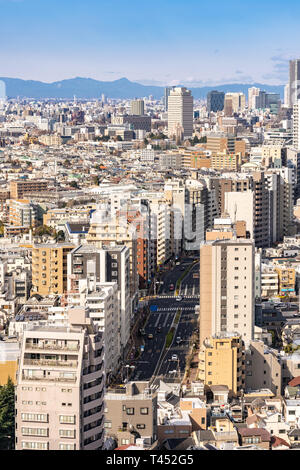 Luftaufnahme von Tokio Skylines und Wolkenkratzer Gebäude in der Shinjuku Station in Tokyo. Von Tokio Bunkyo Civic Center Observatory Sky Schreibtisch genommen. Stockfoto