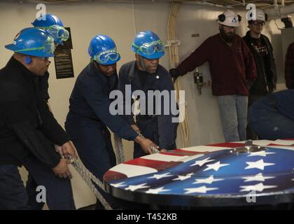 NEWPORT NEWS, Virginia (Feb. 27, 2019) Segler auf USS Gerald R. Ford's (CVN 78) deck Abteilung zugewiesen vorbereiten zu heben Ford's Anker Kette auf eine Wildkatze. Ford wird derzeit in post-shakedown Verfügbarkeit Huntington Ingalls Industries-Newport Nachrichten Schiffbau. Stockfoto