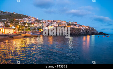 Hafen- und Fischerdorf Camara de Lobos bei Dämmerung, Insel Madeira, Portugal Stockfoto