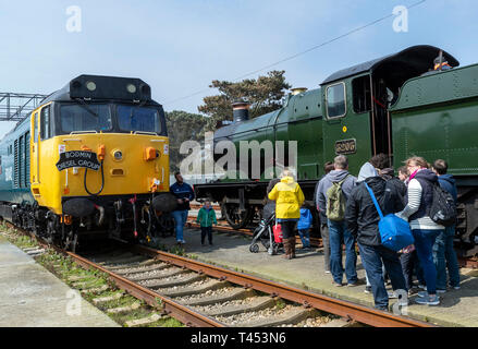 Langen Felsformation, Penzance, Großbritannien. 13. April 2019. Class 50 diesel- und restaurierte Dampflok 3205 Credit: Bob Sharples/Alamy leben Nachrichten Stockfoto
