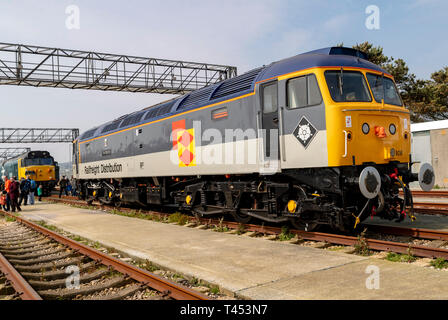 Langer Rock, Penzance, Großbritannien. 13. April 2019. Bürste/Sulzer Class 47 diesel-elektrischen Motor "sapper" Credit: Bob Sharples/Alamy leben Nachrichten Stockfoto