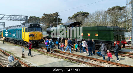 Langer Rock, Penzance, Großbritannien. 13. April 2019. Menschenmassen versammeln, um den Motor zu que Ausstellungsstücke für die Gwr Tag der offenen Tür. Credit: Bob Sharples/Alamy leben Nachrichten Stockfoto
