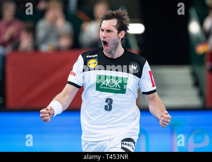 13 April 2019, Nordrhein-Westfalen, Halle (Westfalen): Handball: EM-Qualifikation, Deutschland - Polen, 2. Qualifikation, Gruppe 1, 4. Spieltag im Gerry Weber Stadion. Deutschlands Uwe Gensheimer Beifall für sein Ziel. Foto: Guido Kirchner/dpa Stockfoto