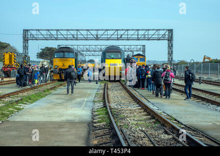 Langer Rock, Penzance, Großbritannien. 13. April 2019. Menschenmassen versammeln, um den Motor zu que Ausstellungsstücke für die Gwr Tag der offenen Tür. Credit: Bob Sharples/Alamy leben Nachrichten Stockfoto