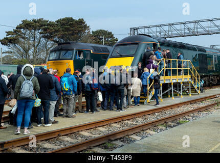 Langer Rock, Penzance, Großbritannien. 13. April 2019. Menschenmassen versammeln, um den Motor zu que Ausstellungsstücke für die Gwr Tag der offenen Tür. Credit: Bob Sharples/Alamy leben Nachrichten Stockfoto