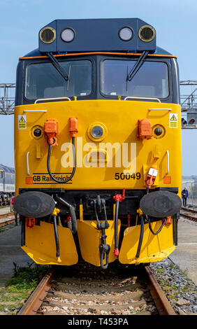 Langer Rock, Penzance, Großbritannien. 13. April 2019. Class 50 diesel-elektrischen Lokomotive 50049 'Defiance' Quelle: Bob Sharples/Alamy leben Nachrichten Stockfoto