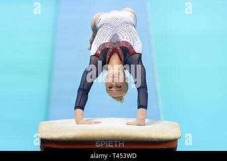 Stettin, Westpommern, Polen. April 13, 2019 - Stettin, Westpommern, Polen - Angelina Melnikova aus Russland in Aktion während der gerätefinale des 8. Europäischen Meisterschaften im Turnen Credit gesehen: Mateusz Slodkowski/SOPA Images/ZUMA Draht/Alamy leben Nachrichten Stockfoto