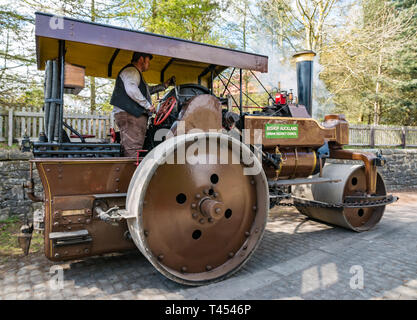 Beamish Museum, Beamish, County Durham, England, Vereinigtes Königreich, 13. April 2019. Beamish Dampf Tag: Jahrgang 1923 Armstrong Whitworth Dampftraktion Walze Fahrzeug auf Beamish Museum Stockfoto