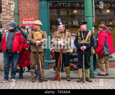 Beamish, County Durham, England, Vereinigtes Königreich, 13. April 2019. Beamish Dampf Tag: Männer in vintage Soldaten Uniformen aus Schotten im Großen Krieg Living History Group, von L nach R: Private im Tyneside Schottischen, Pipe Major in der Argyll and Sutherland Highlanders und Royal Marine Licht Infanterist Stockfoto