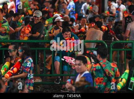 Bangkok, Thailand. 13 Apr, 2019. Menschen nehmen an der Wasser Kampf der Songkran Festival auf der Silom Road in Bangkok, Thailand, 13. April 2019 zu feiern. Songkran Festival, auch als Wasser Festival bekannt, ist in Thailand gefeiert am 13. April. Credit: Zhang Keren/Xinhua/Alamy leben Nachrichten Stockfoto