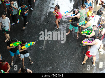 Bangkok, Thailand. 13 Apr, 2019. Menschen nehmen an der Wasser Kampf der Songkran Festival auf der Silom Road in Bangkok, Thailand, 13. April 2019 zu feiern. Songkran Festival, auch als Wasser Festival bekannt, ist in Thailand gefeiert am 13. April. Credit: Zhang Keren/Xinhua/Alamy leben Nachrichten Stockfoto