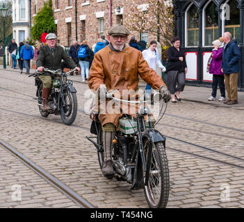 Beamish Museum, Beamish, County Durham, England, Vereinigtes Königreich, 13. April 2019. Beamish Dampf Tag: älterer Männer in vintage Kostüme fahren Oldtimer Motorräder auf Beamish Museum gekleidet. Ein 1923 BSA Motorrad Stockfoto