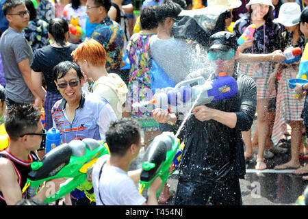 Bangkok, Thailand. 13 Apr, 2019. Menschen nehmen an der Wasser Kampf der Songkran Festival am Siam Square in Bangkok, Thailand, 13. April 2019 zu feiern. Songkran Festival, auch als Wasser Festival bekannt, ist in Thailand gefeiert am 13. April. Credit: Rachen sageamsak/Xinhua/Alamy leben Nachrichten Stockfoto