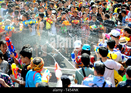 Bangkok, Thailand. 13 Apr, 2019. Menschen nehmen an der Wasser Kampf der Songkran Festival am Siam Square in Bangkok, Thailand, 13. April 2019 zu feiern. Songkran Festival, auch als Wasser Festival bekannt, ist in Thailand gefeiert am 13. April. Credit: Rachen sageamsak/Xinhua/Alamy leben Nachrichten Stockfoto