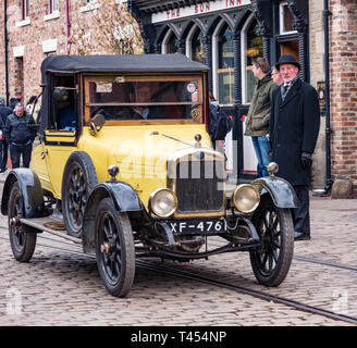 Beamish Museum, Beamish, County Durham, England, Vereinigtes Königreich, 13. April 2019. Beamish Dampf Tag: Jahrgang 1921 gelb Hillman Auto auf Beamish Museum Stockfoto