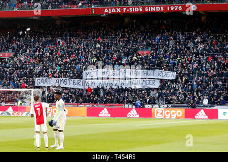 AMSTERDAM, Fußball, 13-04-2019, Saison 2018 / 2019, Stadion Johan Cruyffarena. Niederländischen Eredivisie Fußball. Ajax fans protestieren gegen Amsterdamer Bürgermeister Femke Halsema während des Spiels Ajax-Excelsior 6-2. Stockfoto