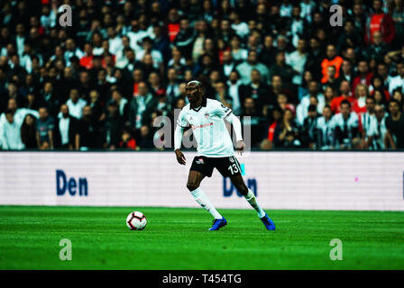 Vodafone Park, Istanbul, Türkei. 13 Apr, 2019. Während atiba Hutchinson von Besiktas Besiktas J.K v Ä°stanbul Basaksehir, Türkische Super Lig, Vodafone Park, Istanbul, Türkei. Ulrik Pedersen/CSM/Alamy leben Nachrichten Stockfoto