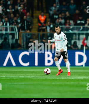 Vodafone Park, Istanbul, Türkei. 13 Apr, 2019. Gary Medel der bei Besiktas Besiktas J.K v Ä°stanbul Basaksehir, Türkische Super Lig, Vodafone Park, Istanbul, Türkei. Ulrik Pedersen/CSM/Alamy leben Nachrichten Stockfoto