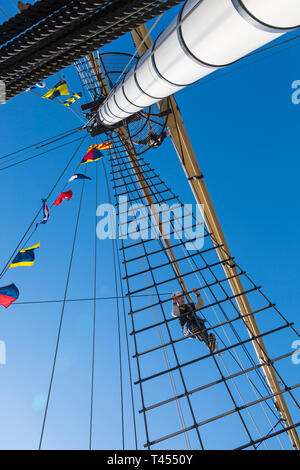 Bristol, UK. 13. Apr 2019. Das Feuer & Bügeleisen Festival findet an der Brunel SS Great Britain mit einer lebenden viktorianische Werft und die Anblicke, Geräusche und Gerüche der Schmiede, sowie die Möglichkeit die Takelage des Schiffes zu klettern. Stockfoto