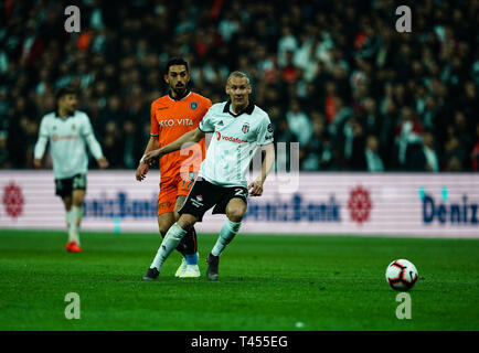 Vodafone Park, Istanbul, Türkei. 13 Apr, 2019. Während Domagoj Vida von Besiktas Besiktas J.K v Ä°stanbul Basaksehir, Türkische Super Lig, Vodafone Park, Istanbul, Türkei. Ulrik Pedersen/CSM/Alamy leben Nachrichten Stockfoto