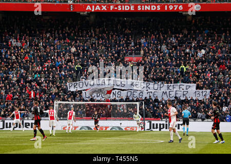 AMSTERDAM, Fußball, 13-04-2019, Saison 2018 / 2019, Stadion Johan Cruyffarena. Niederländischen Eredivisie Fußball. Ajax fans protestieren gegen Amsterdamer Bürgermeister Femke Halsema während des Spiels Ajax-Excelsior 6-2. Stockfoto