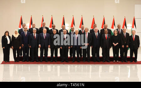 (190413) -- RAMALLAH, 13. April 2019 (Xinhua) - der palästinensische Präsident Mahmud Abbas (vorne, 7. R) und die Mitglieder der neuen Regierung für ein Gruppenfoto posieren während der Vereidigung der neuen Regierung in der West Bank Stadt Ramallah, 13. April 2019. Neuen palästinensischen Ministerpräsidenten Mohammed Ishtaye und seine Kabinettsmitglieder waren am Samstag geschworen, bevor Präsident Mahmud Abbas an seinem Sitz in der West Bank Stadt Ramallah, der offiziellen Fernsehen berichtet. (Xinhua / Fadi Arouri) Stockfoto