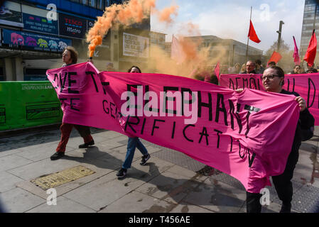 London, Großbritannien. 13. April 2014. Eine orangefarbene Rauch Fackelkopf und der "Liebe der Elefant - hassen Gentrifizierung" Banner an der Vorderseite der Prozession von Southwark Notizen, Latein Elefant und der Elefant im Elephant & Castle Shopping Center halten den Druck auf die Southwark Rat und Entwickler Delancey ihre Pläne für den Umbau der Bereich zu verbessern. Credit: Peter Marschall/Alamy leben Nachrichten Stockfoto