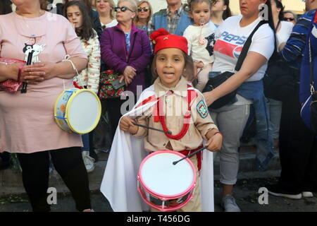 April 13, 2019 - 13 April 2019 (Malaga) wenige Minuten nach sieben Uhr morgens und mit Jesus und der Jungfrau der Dreifaltigkeit auf seinem Thron der Übertragung und unter den Sturz der Kirche von San Pablo, die traditionelle Masse von Dawn hat begonnen, amtiert vom Bischof der Diözese, Jesus Catala. Nach acht Uhr, die Übertragung durch die Straßen der Dreifaltigkeit hat begonnen, die Bilder auf ihre Throne der Prozession zu nehmen, warten auf die Parade der Heiligen Montag. Credit: Lorenzo Carnero/ZUMA Draht/Alamy leben Nachrichten Stockfoto