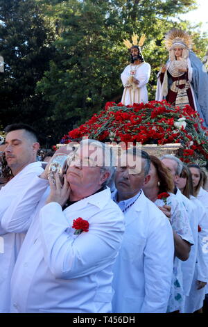 April 13, 2019 - 13 April 2019 (Malaga) wenige Minuten nach sieben Uhr morgens und mit Jesus und der Jungfrau der Dreifaltigkeit auf seinem Thron der Übertragung und unter den Sturz der Kirche von San Pablo, die traditionelle Masse von Dawn hat begonnen, amtiert vom Bischof der Diözese, Jesus Catala. Nach acht Uhr, die Übertragung durch die Straßen der Dreifaltigkeit hat begonnen, die Bilder auf ihre Throne der Prozession zu nehmen, warten auf die Parade der Heiligen Montag. Credit: Lorenzo Carnero/ZUMA Draht/Alamy leben Nachrichten Stockfoto