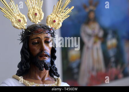 April 13, 2019 - 13 April 2019 (Malaga) wenige Minuten nach sieben Uhr morgens und mit Jesus und der Jungfrau der Dreifaltigkeit auf seinem Thron der Übertragung und unter den Sturz der Kirche von San Pablo, die traditionelle Masse von Dawn hat begonnen, amtiert vom Bischof der Diözese, Jesus Catala. Nach acht Uhr, die Übertragung durch die Straßen der Dreifaltigkeit hat begonnen, die Bilder auf ihre Throne der Prozession zu nehmen, warten auf die Parade der Heiligen Montag. Credit: Lorenzo Carnero/ZUMA Draht/Alamy leben Nachrichten Stockfoto