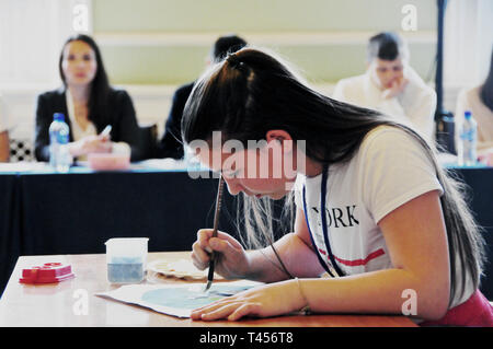 Riga, Lettland. 12 Apr, 2019. Ein Mädchen zieht in der 16. chinesischen Brücke Chinese proficiency Wettbewerb in der Universität von Lettland in Riga, Lettland, am 12. April 2019. 16. Chinesische Brücke, eine jährliche Chinesische Sprachkenntnisse Wettbewerb für Schüler, Studenten und erwachsene Lernende der Chinesisch, wurde an der Universität von Lettland Freitag und Samstag statt. Credit: Janis/Xinhua/Alamy leben Nachrichten Stockfoto