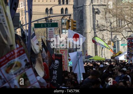 New York City, New York, USA. 13 Apr, 2019. Die NY Ramen Wettbewerb brachte acht (8) Geschäfte aus Japan Ramen. Manhattan war die erste einer zweitägigen Veranstaltung, die ultimative Street Ramen Meister auswählen wird. Wettbewerber Hagel von Tokyo, Yokohama, Osaka und Miyagi Präfektur und die Veranstaltung wurde in Manhattan Broadway entlang zwischen dem 8. und 9 Straßen am 13 April, 2019 Quelle: G. Ronald Lopez/ZUMA Draht/Alamy leben Nachrichten Stockfoto