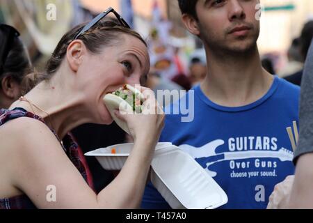 New York City, New York, USA. 13 Apr, 2019. Die NY Ramen Wettbewerb brachte acht (8) Geschäfte aus Japan Ramen. Manhattan war die erste einer zweitägigen Veranstaltung, die ultimative Street Ramen Meister auswählen wird. Wettbewerber Hagel von Tokyo, Yokohama, Osaka und Miyagi Präfektur und die Veranstaltung wurde in Manhattan Broadway entlang zwischen dem 8. und 9 Straßen am 13 April, 2019 Quelle: G. Ronald Lopez/ZUMA Draht/Alamy leben Nachrichten Stockfoto