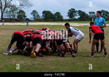 Southern Pines, North Carolina, USA. 13 Apr, 2019. April 13, 2019 - Southern Pines, N.C., USA -. Herren Rugby Aktion zwischen den Southern Pines' große Kegel'' und Atlanta 'abtrünnigen'' in der ersten Runde der Carolinas geographische Rugby Union D 2 Endspiele an Twin Felder Bauernhof. Southern Pines besiegt Atlanta, 29-19 und die Atlanta" alte weiße '' nächste Woche Spielen in Atlanta. Credit: Timothy L. Hale/ZUMA Draht/Alamy leben Nachrichten Stockfoto