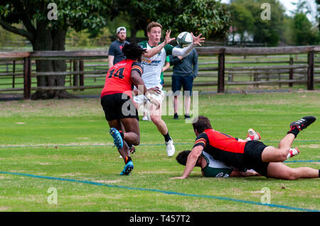 Southern Pines, North Carolina, USA. 13 Apr, 2019. April 13, 2019 - Southern Pines, N.C., USA -. Herren Rugby Aktion zwischen den Southern Pines' große Kegel'' und Atlanta 'abtrünnigen'' in der ersten Runde der Carolinas geographische Rugby Union D 2 Endspiele an Twin Felder Bauernhof. Southern Pines besiegt Atlanta, 29-19 und die Atlanta" alte weiße '' nächste Woche Spielen in Atlanta. Credit: Timothy L. Hale/ZUMA Draht/Alamy leben Nachrichten Stockfoto