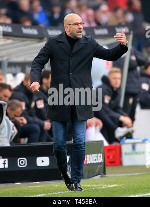 Stuttgart. 14 Apr, 2019. Der Leverkusener Trainer Peter Bosz reagiert während eines Deutschen Bundesligaspiel zwischen dem VfB Stuttgart und Bayer 04 Leverkusen in Stuttgart, Deutschland, auf Apirl 13, 2019. Leverkusen gewann 1:0. Credit: Philippe Ruiz/Xinhua/Alamy leben Nachrichten Stockfoto